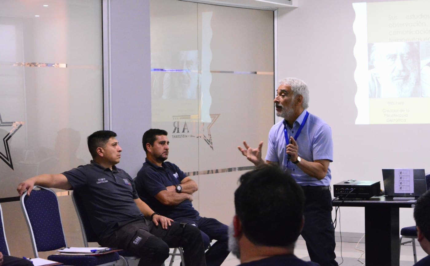 Director de ORGCAP exponiendo frente a un grupo de participantes en una jornada