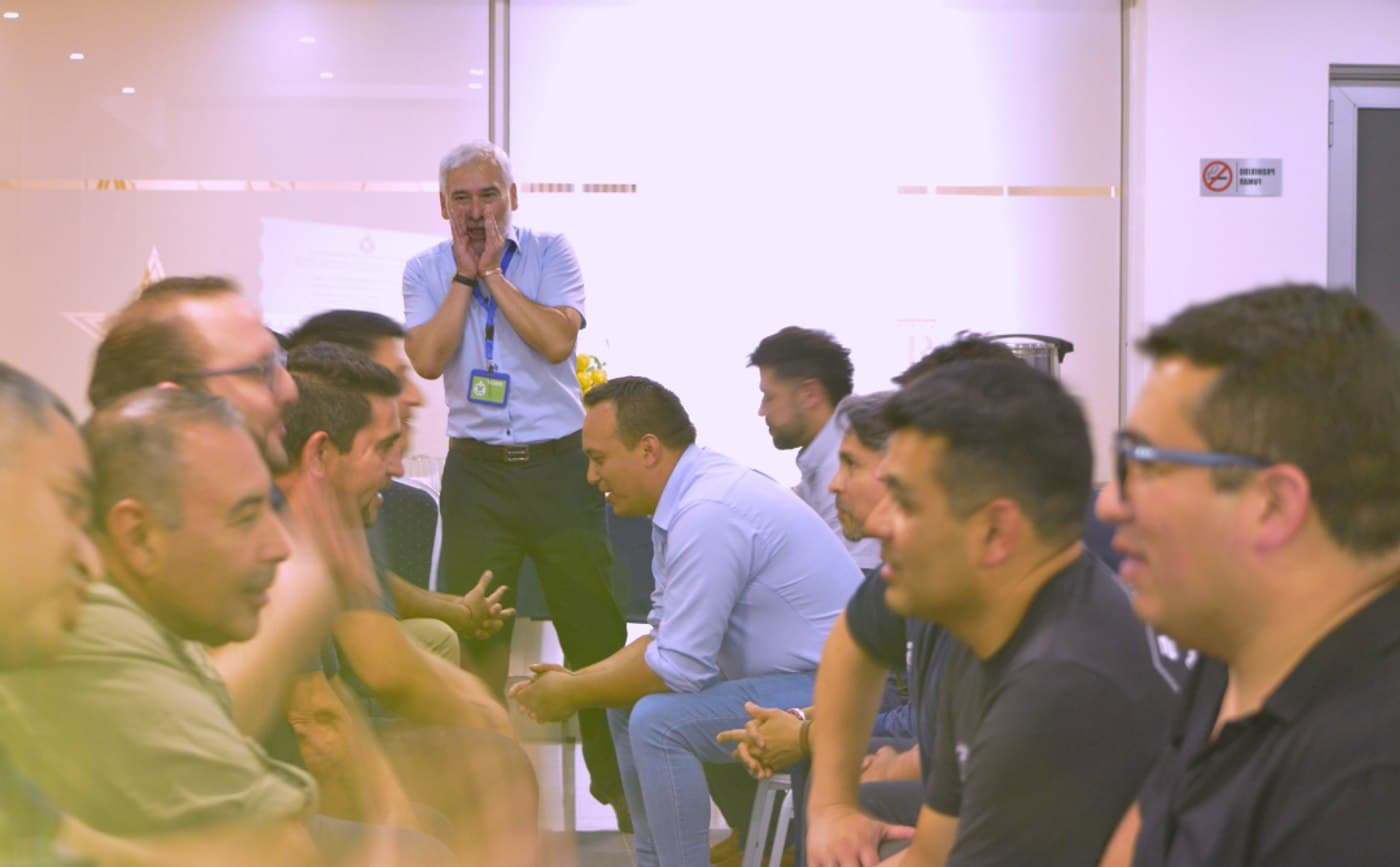 Jornada de capacitación de ORGCAP: un grupo de participantes conversando en círculo