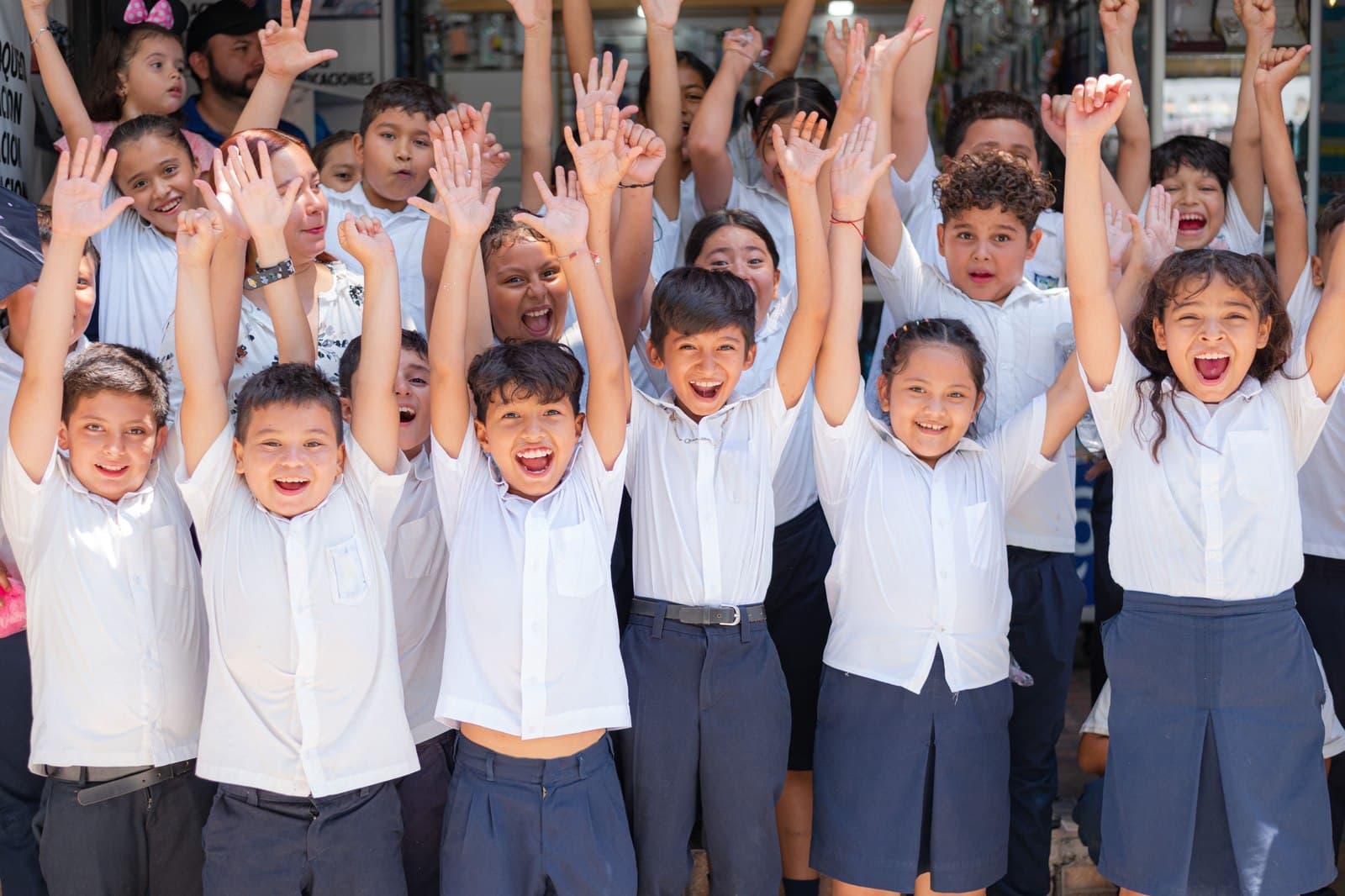 Estudiantes de un colegio chileno celebrando con los brazos en alto