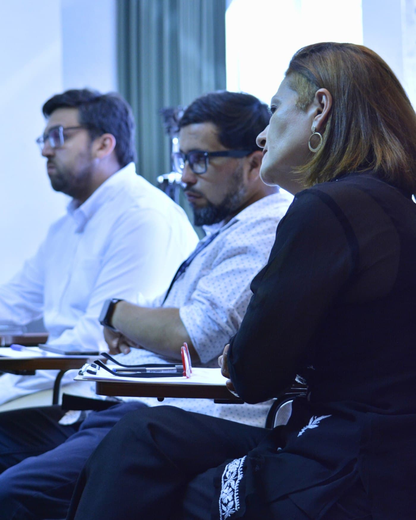 Participantes de ORGCAP escuchando atentamente durante una jornada