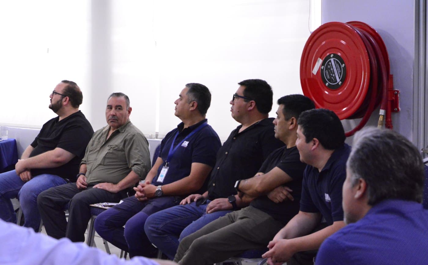 Equipo de ORGCAP y participantes conversando durante una jornada de capacitación